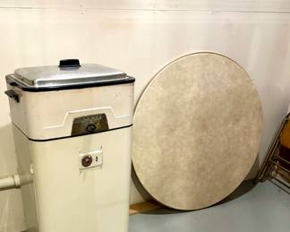 Roaster & 1950s round folding card table
