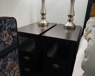 2 nightstands, lamps
