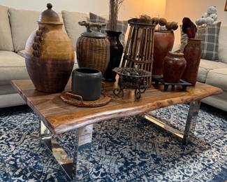 Coffee table, vases
