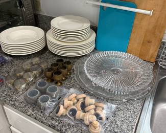 Plates, napkin rings, wine stoppers