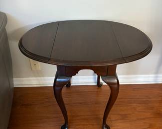 Round table, solid wood drop leaf