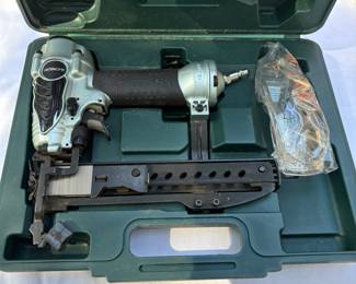 Pneumatic finish nailer