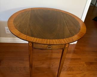 Drop leaf table
