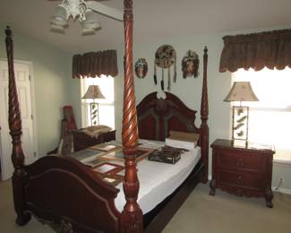 4 poster bed, side tables and lamps