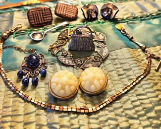 Various vintage baubles