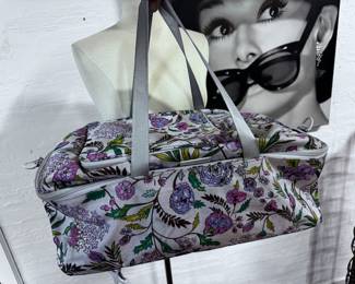 Great stylish and practical bag also has zip off cross body purse!