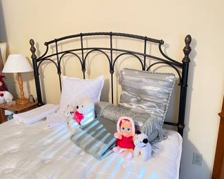 queen bed w/metal headboard