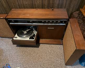 GE Stereophonic AM/FM Radio Stereo cabinet, with fold out speakers & pull down turntable (not tested) model J48270