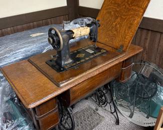 Antique Singer Sewing machine with cabinet