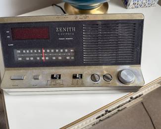 Vintage Zenith R462 alarm clock radio