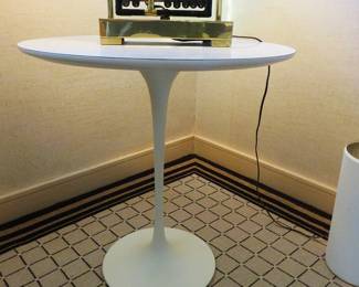 Saarinen Tulip side table