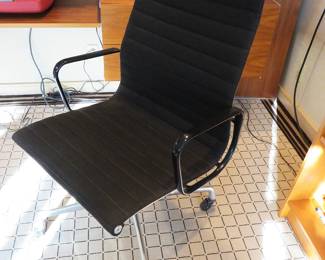 Eames Hopsack group executive chair