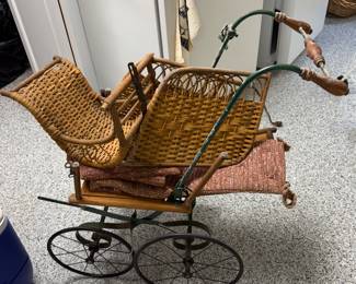 Antique wicker baby carriage/doll carriage