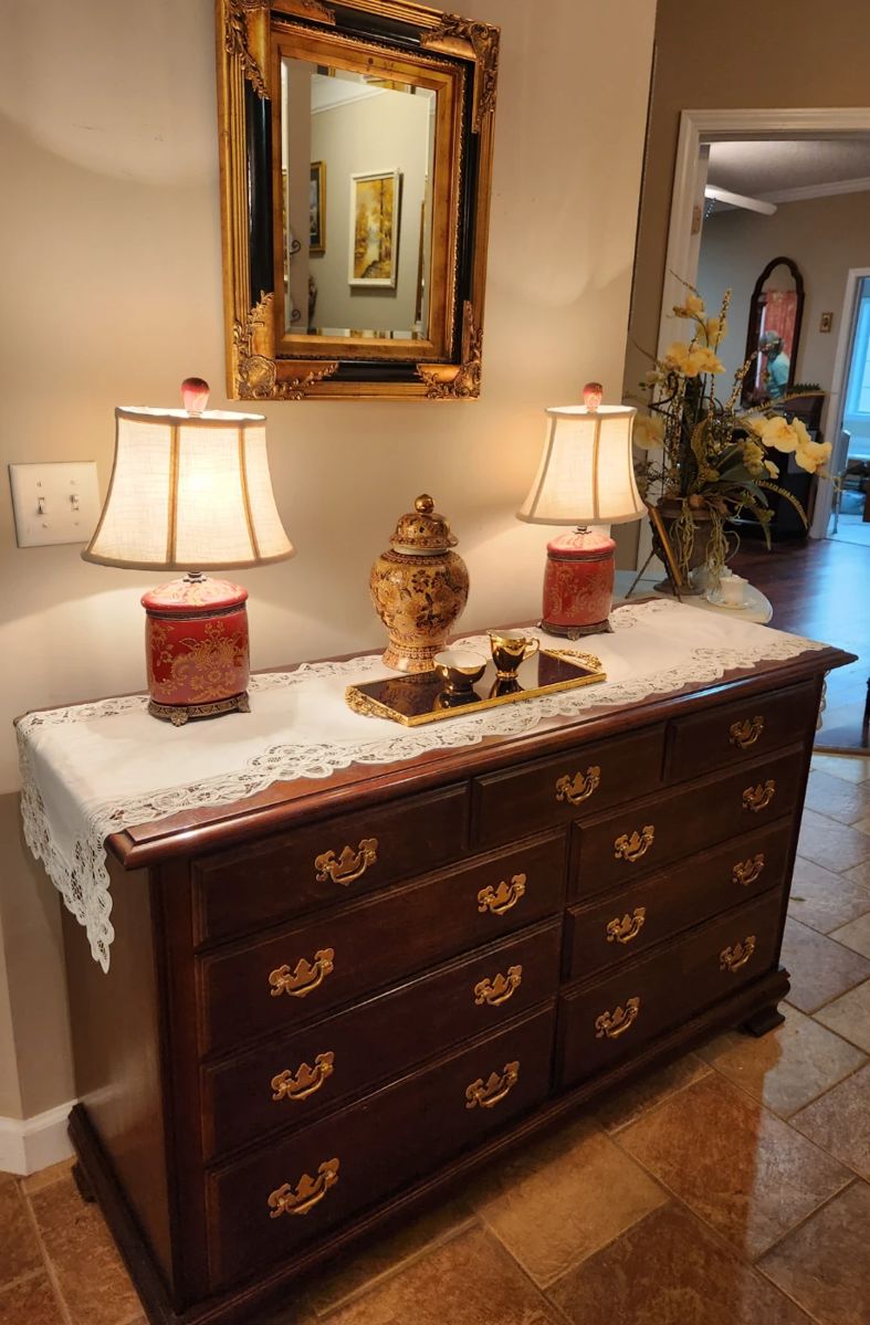 Quality dresser. Nice mirrors & lamps in this sale.