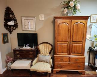 2 Door & 2 drawer wardrobe, hanging cornershelf, nice upholstered chair & 2 drawer table.