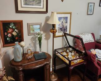 Loads of nice paintings & prints.