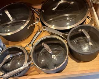 SET OF COOKWARE AND MORE KITCHEN ITEMS