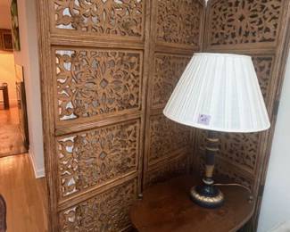 WOODEN SCREEN, LAMP, OVAL WOODEN TABLE