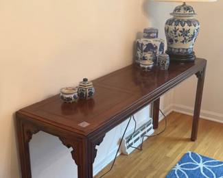 Console, lampe and vases