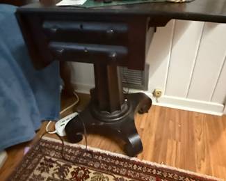 American Empire/Federal mahogany work table, drop leaf