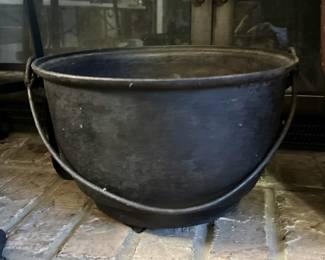 cast metal 3-leg bean pot/cauldron with handle, #8
