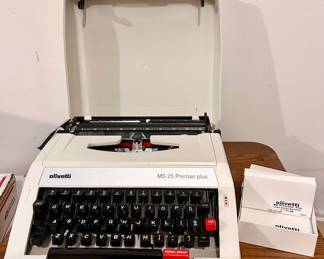 Olivetti MS 25 Premier plus manual typewriter with case and extra ribbon