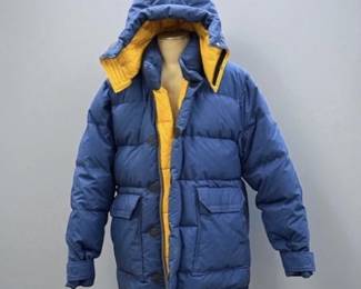 Vintage North Face Sierra Parka: Puffer design, large snap-flap pockets, and contrasting inner lining. The Sierra Parka was first released in the 1970s and became an iconic cold-weather jacket for mountaineering and casual wear. Size (XL)