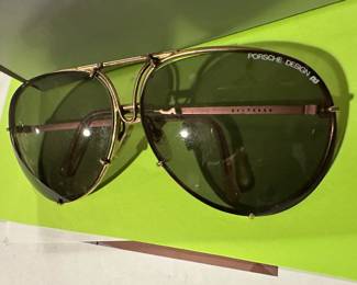 this is the pair of Porsche Carrera aviator sunglasses that’s more used, and come with no case