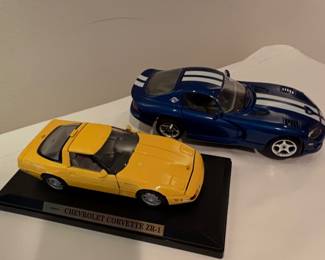 Bburago 1996 Dodge Viper GTS Coupe diecast model and Maisto 1:18 scale diecast model of a 1992 Chevrolet Corvette ZR-1.