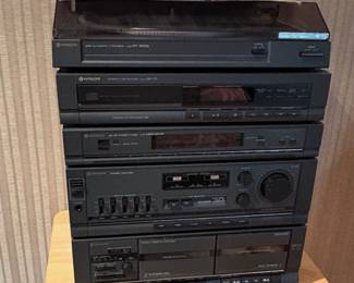 vintage Hitachi
HRD-MDO5 compact stereo system.
This system is a set of stacked audio components, including a semi-automatic turntable (HT-MDO3), a CD player (DA-
05), a tuner-amplifier (HRD-MDO5), and a double cassette deck. And speakers 