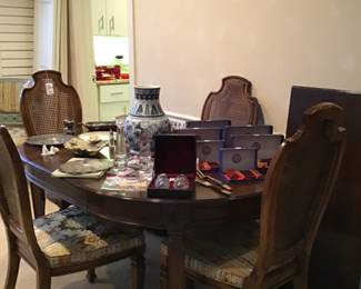 Stunning Dining table with 2 extensions and full pads. 4 standard chairs with 2 optional chairs available to purchase. It goes from a round to a beautiful oval table!