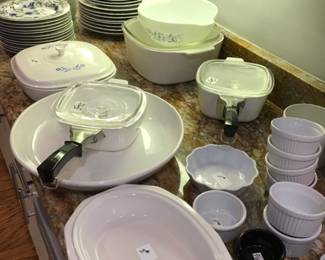 Stunning vintage Corning ware with attachable handles!