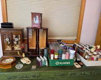 Jewelry boxes, fragrances 