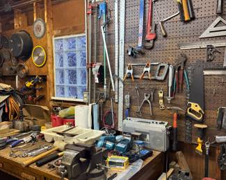 Garage tools, bench vise 