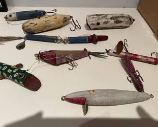VINTAGE WOOD FISHING LURES