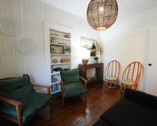 FURNITURE
MIRRORS
BENCHES
COFFEE TABLES
END TABLES
ACCENT CHAIRS
OTTOMANS
STOOLS