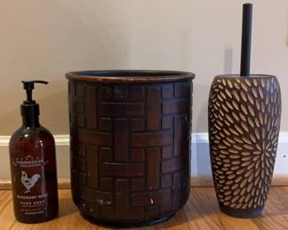 Small Lot of Bathroom Items