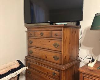 Samsung 46” tv, chest of drawers 