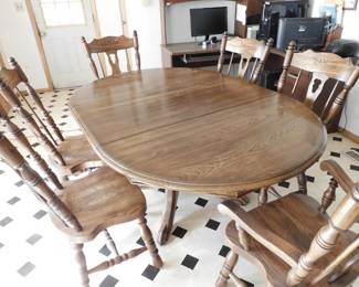 Dining Table w/6 chairs (2 are captains chairs) very niice