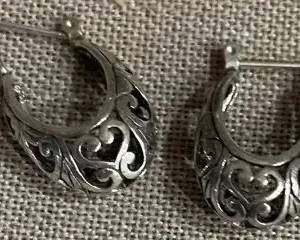 Horseshoe shaped silver pierced earring 