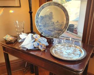 This table is a drop-leaf  table!