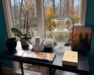 Beautiful and thoughtful treasures and modern desk
