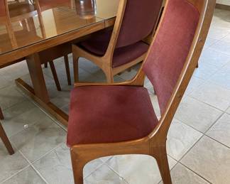 drylund mid century modern table & (8) chairs, delivery possible in South Florida