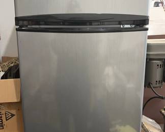 Small Magic Chef Refrigerator & Freezer * Tested Works