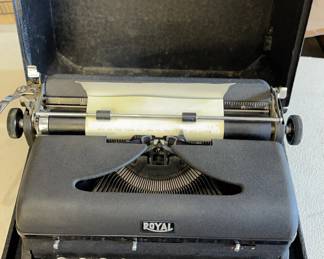 VINTAGE ROYAL ARROW TYPEWRITER