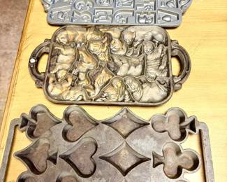 (3) Metal Baking Molds
