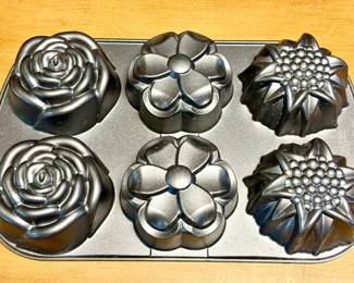 Nordic Ware Floral Cakelet Pan
