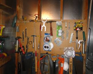 A small amount of tools and other workshop sundries