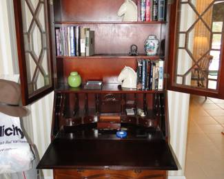 That hutch is outstanding