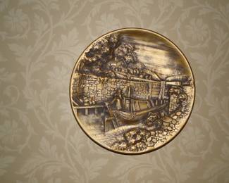 3D plate, in the relief style, this is one of two